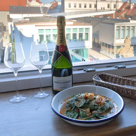 Oysters & Bubbles Gastro Rynek Square Poznań