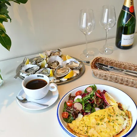 Oysters & Bubbles Gastro Rynek Square Lejlighedshotel