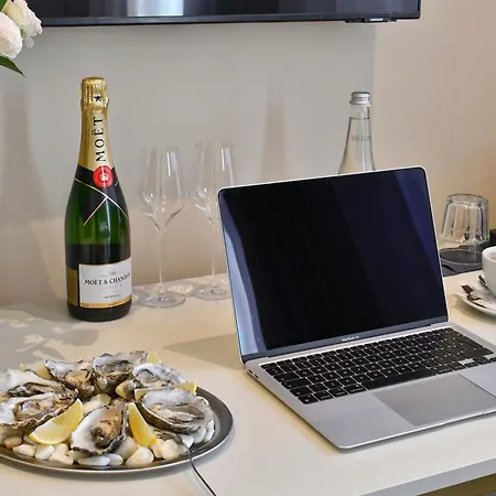 Ξενοδοχείο με διαμερίσματα Oysters & Bubbles Gastro Rynek Square 3*
