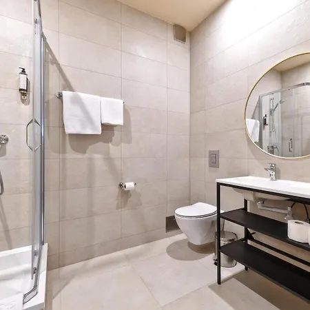 Oysters & Bubbles Gastro Rynek Square Poznaň