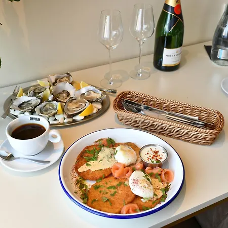 Oysters & Bubbles Gastro Rynek Square Aparthotel *